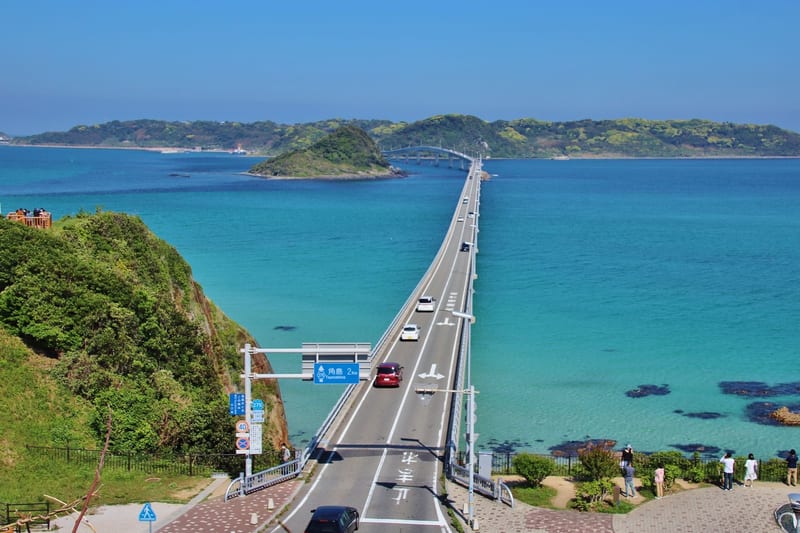 青い海に架かる角島大橋（山口県下関市）